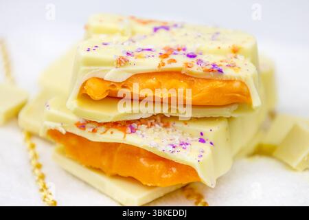 White Mango Dubai Chocolate Bar mit Orangenmango, Passionsfrucht-Aufstrich mit knallenden Süßigkeiten aus nächster Nähe Stockfoto
