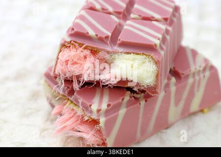 Trendige rosa Angel Hair Schokoladenriegel mit türkischer Pishmaniye-Zuckerwatte Füllung aus Nahaufnahme Stockfoto