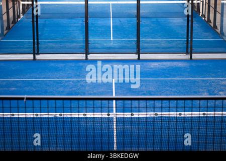 Belgrad, Serbien - 3. Juni 2025: Blaue Padel-Paddle-Tennisplätze im Freien mit Glaszaun im Kalemegdan-Festungspark, Detail, Hochwinkelblick Stockfoto