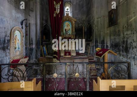 Die aus dem 12. Jahrhundert stammende Mashtots Hayrapet Church in Garni ist eine kleine kreuzförmige Kapelle, die für ihre komplizierten Steinschnitzereien und ihre Lage auf einem ehemaligen Heiden bekannt ist Stockfoto