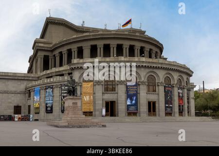 Das von Alexander Tamanian entworfene große Operntheater ist ein Meisterwerk der sowjetischen Architektur und das kulturelle Herz Jerewans. Stockfoto