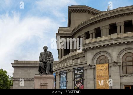 Das von Alexander Tamanian entworfene große Operntheater ist ein Meisterwerk der sowjetischen Architektur und das kulturelle Herz Jerewans. Stockfoto