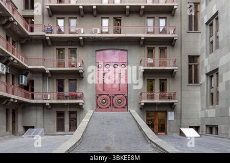 Das von Alexander Tamanian entworfene große Operntheater ist ein Meisterwerk der sowjetischen Architektur und das kulturelle Herz Jerewans. Stockfoto