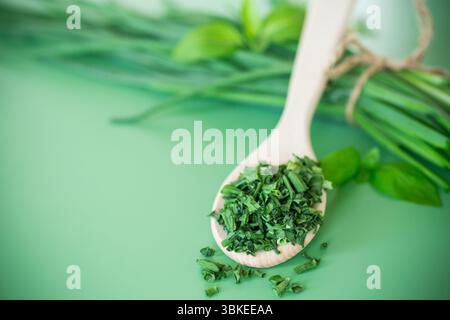 Blick von oben auf getrocknete Kräuter und frische grüne Zwiebeln. Stockfoto