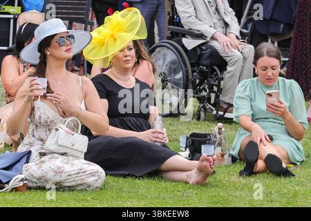 Ascot, Berkshire, Großbritannien. Juni 2025. Rennfahrer genießen die wunderschöne Sonne am 4. Tag von Royal Ascot auf der Ascot Racecourse in Berkshire. Quelle: Imageplotter/Alamy Live News Stockfoto
