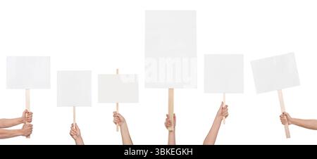 Gruppe von Leuten mit leeren Schildern auf weißem Hintergrund, Nahaufnahme. Modell für Design Stockfoto