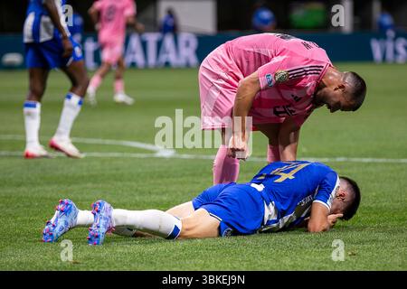 Atlanta, USA. Juni 2025. Der Inter Miami CF-Verteidiger Marcelo Weigandt (57) verspottet den FC Porto-Verteidiger Francisco Moura (74), der am 19. Juni 2025 im Mercedes-Benz Stadium in Atlanta, Georgia zu einem Kampf zwischen mehreren Spielern jedes Teams führt. (Foto: Kindell Buchanan/SIPA USA) Credit: SIPA USA/Alamy Live News Stockfoto