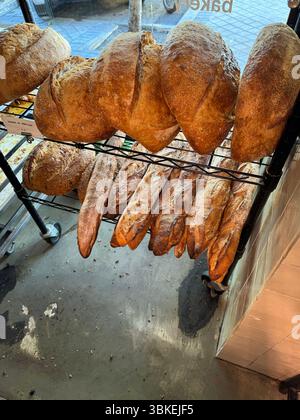 Baguettes in der Alma Nomad Bakery, Chamberi, Madrid, Spanien Stockfoto