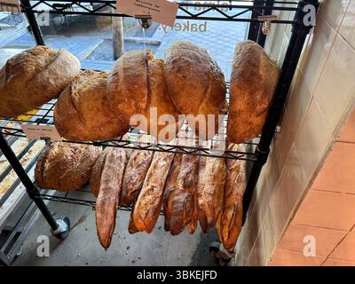 Baguettes in der Alma Nomad Bakery, Chamberi, Madrid, Spanien Stockfoto