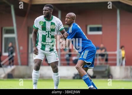 Kirchdorf-in-Tirol, Österreich – 27. Juni 2023. Der Qarabag-Mittelfeldspieler Julio Romao und Ferencvaros-Mittelfeldspieler Anderson Esiti während eines internationalen Vereinsfreundes Stockfoto