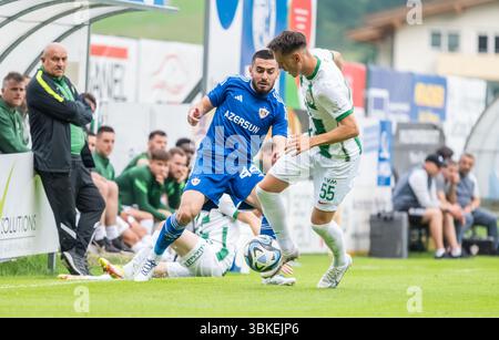 Kirchdorf-in-Tirol, Österreich – 27. Juni 2023. Qarabag-Verteidiger Elvin Jafarguliyev und Ferencvaros-Mittelfeldspieler Balint Katona während des internationalen Vereins fr Stockfoto