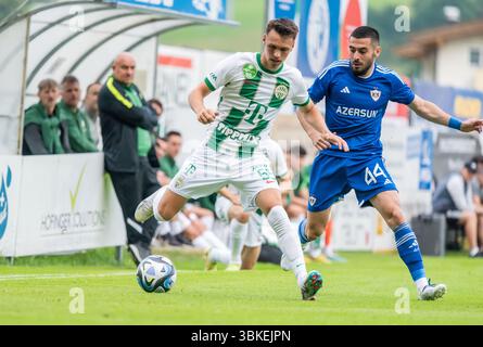 Kirchdorf-in-Tirol, Österreich – 27. Juni 2023. Qarabag-Verteidiger Elvin Jafarguliyev und Ferencvaros-Mittelfeldspieler Balint Katona während des internationalen Vereins fr Stockfoto