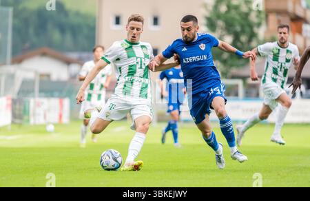 Kirchdorf-in-Tirol, Österreich – 27. Juni 2023. Qarabag-Verteidiger Elvin Jafarguliyev und Ferencvaros-Mittelfeldspieler Kristoffer Zachariassen während der Internierung Stockfoto