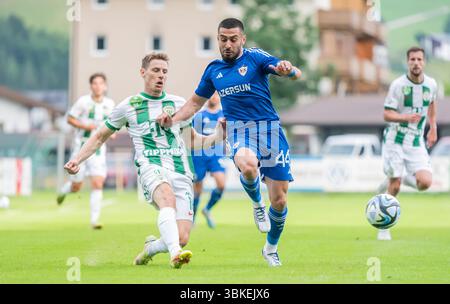Kirchdorf-in-Tirol, Österreich – 27. Juni 2023. Qarabag-Verteidiger Elvin Jafarguliyev und Ferencvaros-Mittelfeldspieler Kristoffer Zachariassen während der Internierung Stockfoto