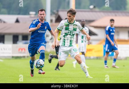 Kirchdorf-in-Tirol, Österreich – 27. Juni 2023. Qarabag-Stürmer Redon Xhixha und Ferencvaros-Mittelfeldspieler Balint Katona während des internationalen Vereins Stockfoto