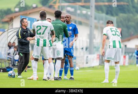 Kirchdorf-in-Tirol, Österreich – 27. Juni 2023. Streitigkeiten zwischen Qarabag und Ferencvaros Spielern während der Freundschaftsspiele Qarabag gegen Ferencvaros Stockfoto