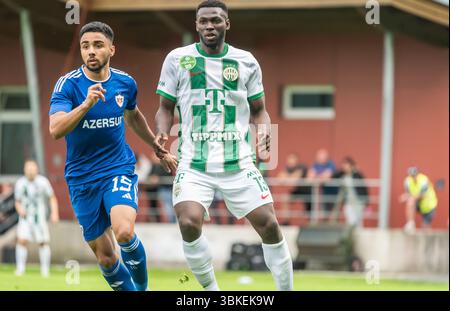 Kirchdorf-in-Tirol, Österreich – 27. Juni 2023. Qarabag-Mittelfeldspieler Leandro Andrade und Ferencvaros-Mittelfeldspieler Anderson Esiti während des internationalen Vereins fr Stockfoto