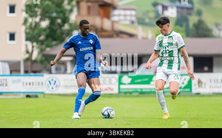 Kirchdorf-in-Tirol, Österreich – 27. Juni 2023. Adama Diakhaby und Ferencvaros Mittelfeldspieler Krisztian Lisztes während der internationalen Vereinsfeier Stockfoto