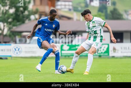 Kirchdorf-in-Tirol, Österreich – 27. Juni 2023. Adama Diakhaby und Ferencvaros Mittelfeldspieler Krisztian Lisztes während der internationalen Vereinsfeier Stockfoto