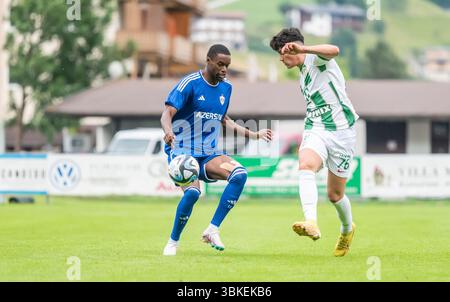 Kirchdorf-in-Tirol, Österreich – 27. Juni 2023. Adama Diakhaby und Ferencvaros Mittelfeldspieler Krisztian Lisztes während der internationalen Vereinsfeier Stockfoto