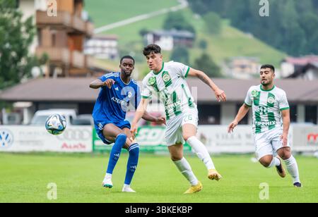 Kirchdorf-in-Tirol, Österreich – 27. Juni 2023. Adama Diakhaby und Ferencvaros Mittelfeldspieler Krisztian Lisztes während der internationalen Vereinsfeier Stockfoto