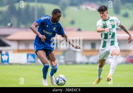Kirchdorf-in-Tirol, Österreich – 27. Juni 2023. Adama Diakhaby und Ferencvaros Mittelfeldspieler Krisztian Lisztes während der internationalen Vereinsfeier Stockfoto