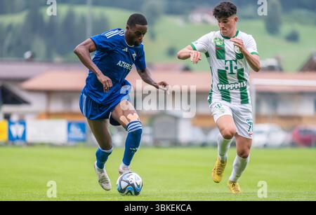 Kirchdorf-in-Tirol, Österreich – 27. Juni 2023. Adama Diakhaby und Ferencvaros Mittelfeldspieler Krisztian Lisztes während der internationalen Vereinsfeier Stockfoto