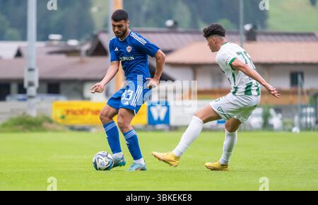 Kirchdorf-in-Tirol, Österreich – 27. Juni 2023. Qarabag-Verteidiger Nihad Quliyev und Ferencvaros-Mittelfeldspieler Krisztian Lisztes während des internationalen Vereins fri Stockfoto