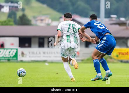 Kirchdorf-in-Tirol, Österreich – 27. Juni 2023. Qarabag-Verteidiger Nihad Quliyev und Ferencvaros-Mittelfeldspieler Krisztian Lisztes während des internationalen Vereins fri Stockfoto