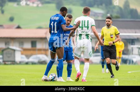 Kirchdorf-in-Tirol, Österreich – 27. Juni 2023. Die Spieler Adama Diakhaby, Qara Qarayev, Stjepan Loncar nach einem Foul während des internationalen Vereins Friendly Qara Stockfoto