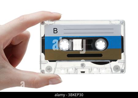 Frau mit Tonkassette mit leerem Etikett auf weißem Hintergrund, Nahaufnahme Stockfoto
