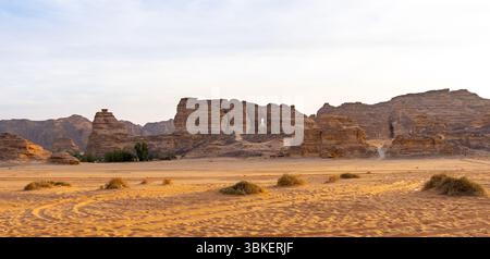 Fahren Sie auf der wunderschönen malerischen Straße zwischen Riad und Alula durch eine Landschaft aus Sandwüste, Felsformationen und Bergen in Saudi-Arabien Stockfoto