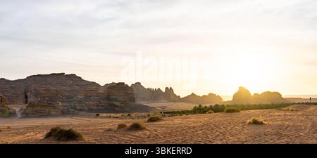 Fahren Sie auf der wunderschönen malerischen Straße zwischen Riad und Alula durch eine Landschaft aus Sandwüste, Felsformationen und Bergen in Saudi-Arabien Stockfoto