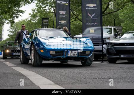 BERLIN – 10. MAI 2025: Chevrolet Corvette C2 Sting Ray Coupé, amerikanischer Sportwagen der 1960er Jahre, auf der Straße. Classic Days Berlin. Stockfoto