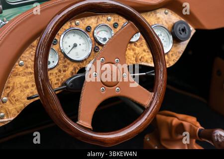 BERLIN – 10. MAI 2025: Innenansicht des Vintage-Dreiradfahrers Lomax 224 bei den Classic Days Berlin. Stockfoto