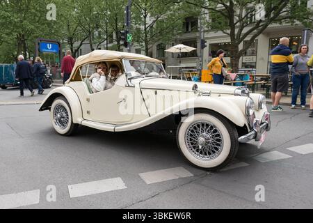 BERLIN – 10. MAI 2025: Klassischer britischer Roadster MG TF 1500 Midget, 1955, auf den Classic Days Berlin zu sehen. Stockfoto