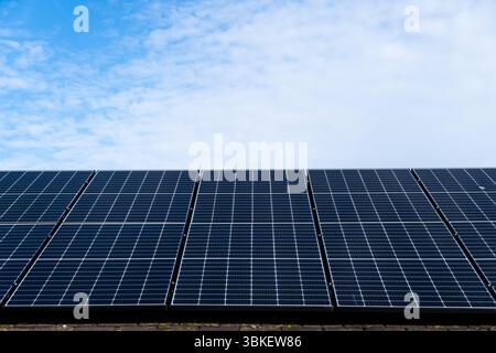 Nahaufnahme von Photovoltaik-Solarpaneelen, die erneuerbare Energie und Strom für Privathaushalte und Unternehmen erzeugen, mit Kopierraum darüber Stockfoto