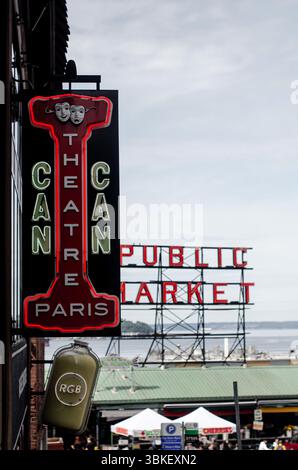 Neonschilder werben für die geschäftige Innenstadt von Seattle Stockfoto