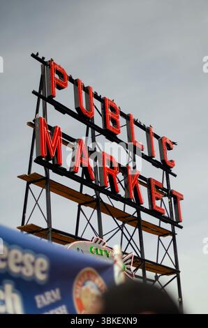 Neonschilder werben für die geschäftige Innenstadt von Seattle Stockfoto