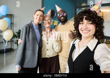 Verschiedene Gruppe von jungen Erwachsenen und älteren Frauen, die den Ruhestand lächeln Stockfoto
