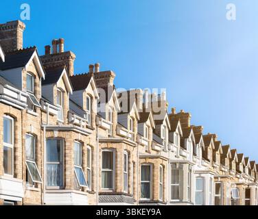 Häuser – Straße mit traditionellen Reihenhäusern in der Nachbarschaft Stockfoto