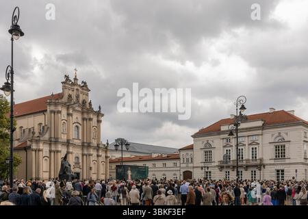 Lokale Gemeindemitglieder und Geistliche nehmen an einer Fronleichnamsprozession Teil, bei der das Allerheiligste durch die Straßen von Zentral-Warschau getragen wird. Die EV Stockfoto