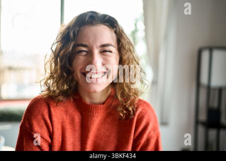 Junge lustige lächelnde hübsche Dame lächelndes Gesicht, das zu Hause steht und in die Kamera schaut. Stockfoto