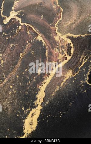Einzigartige alkoholfarbene Kunst mit lebendigen Texturen und wirbelnden Farben auf schwarzer Leinwand Stockfoto