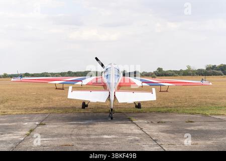 Einsitziges Kleinflugzeug mit weiß-blauer, roter Lackierung von der Rückansicht Stockfoto