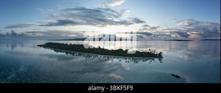 Ein ruhiger Sonnenuntergang erleuchtet eine idyllische Insel im Wakatobi-Nationalpark vor Sulawesi. Dies ist ein beliebtes Ziel für Taucher und Schnorchler. Stockfoto