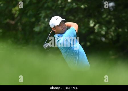 Cromwell, Connecticut, USA. Juni 2025. Tom Kim trifft seinen Abschlag auf das 12. Loch während der zweiten Runde der Travelers Golf Championship in Cromwell, Connecticut. Gregory Vasil/CSM/Alamy Live News Stockfoto
