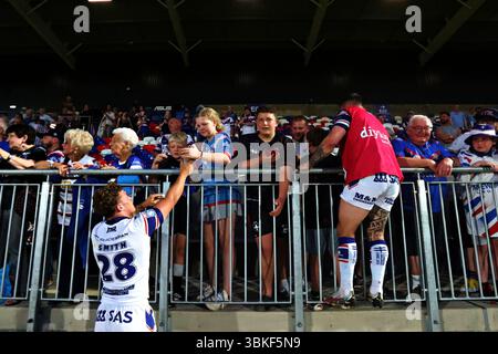 Harvey Smith von Wakefield Trinity und Liam Hood von Wakefield Trinity feiern mit Fans nach dem 15. Spiel der Betfred Super League Wakefield Trinity gegen Wigan Warriors im DIY Kitchens Stadium, Wakefield, Großbritannien, 20. Juni 2025 (Foto: Sam Eaden/News Images) Stockfoto
