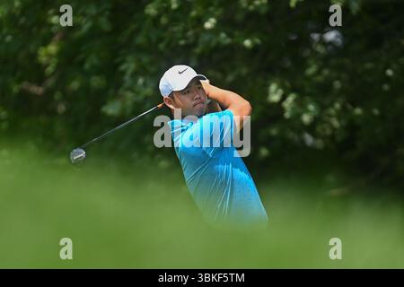 Cromwell, Connecticut, USA. Juni 2025. Tom Kim trifft seinen Abschlag auf das 12. Loch während der zweiten Runde der Travelers Golf Championship in Cromwell, Connecticut. Gregory Vasil/CSM/Alamy Live News Stockfoto