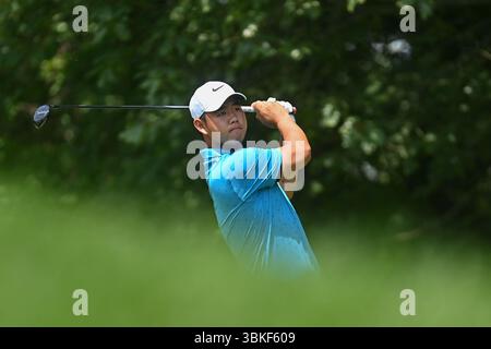 Cromwell, Connecticut, USA. Juni 2025. Tom Kim trifft seinen Abschlag auf das 12. Loch während der zweiten Runde der Travelers Golf Championship in Cromwell, Connecticut. Gregory Vasil/CSM/Alamy Live News Stockfoto